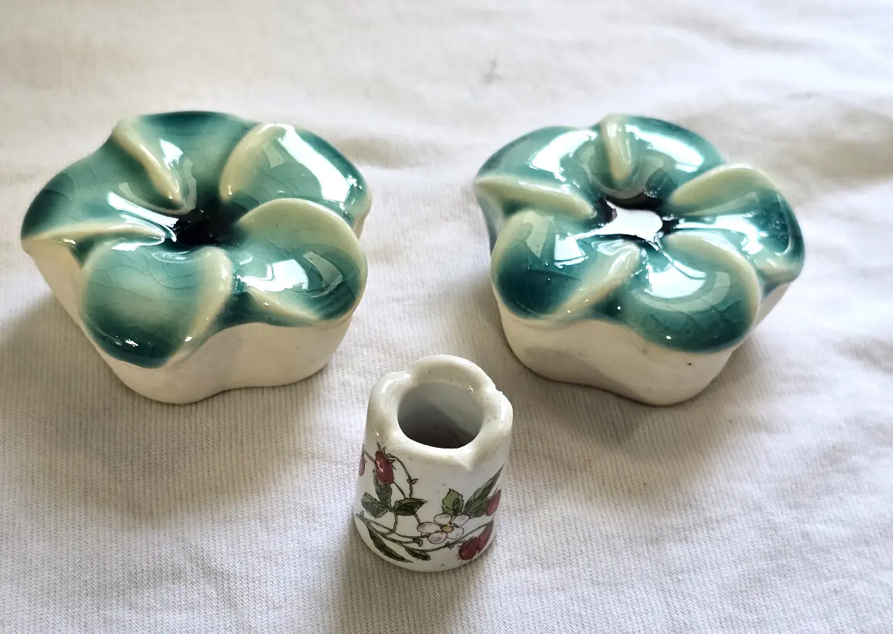 קרמיקה זוג פמוטים זהים ואחד נוסף