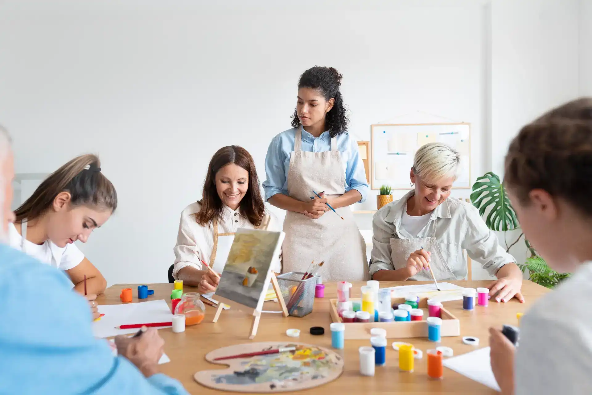 סדנאות יצירה לקבוצות במעלה אדומים – חוויה משותפת דרך עיצוב