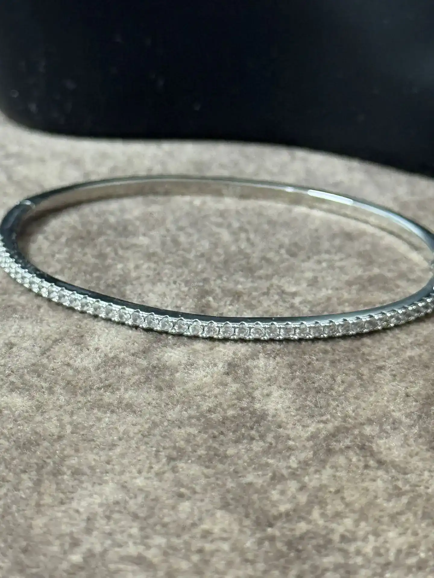 צמיד טניס קשיח