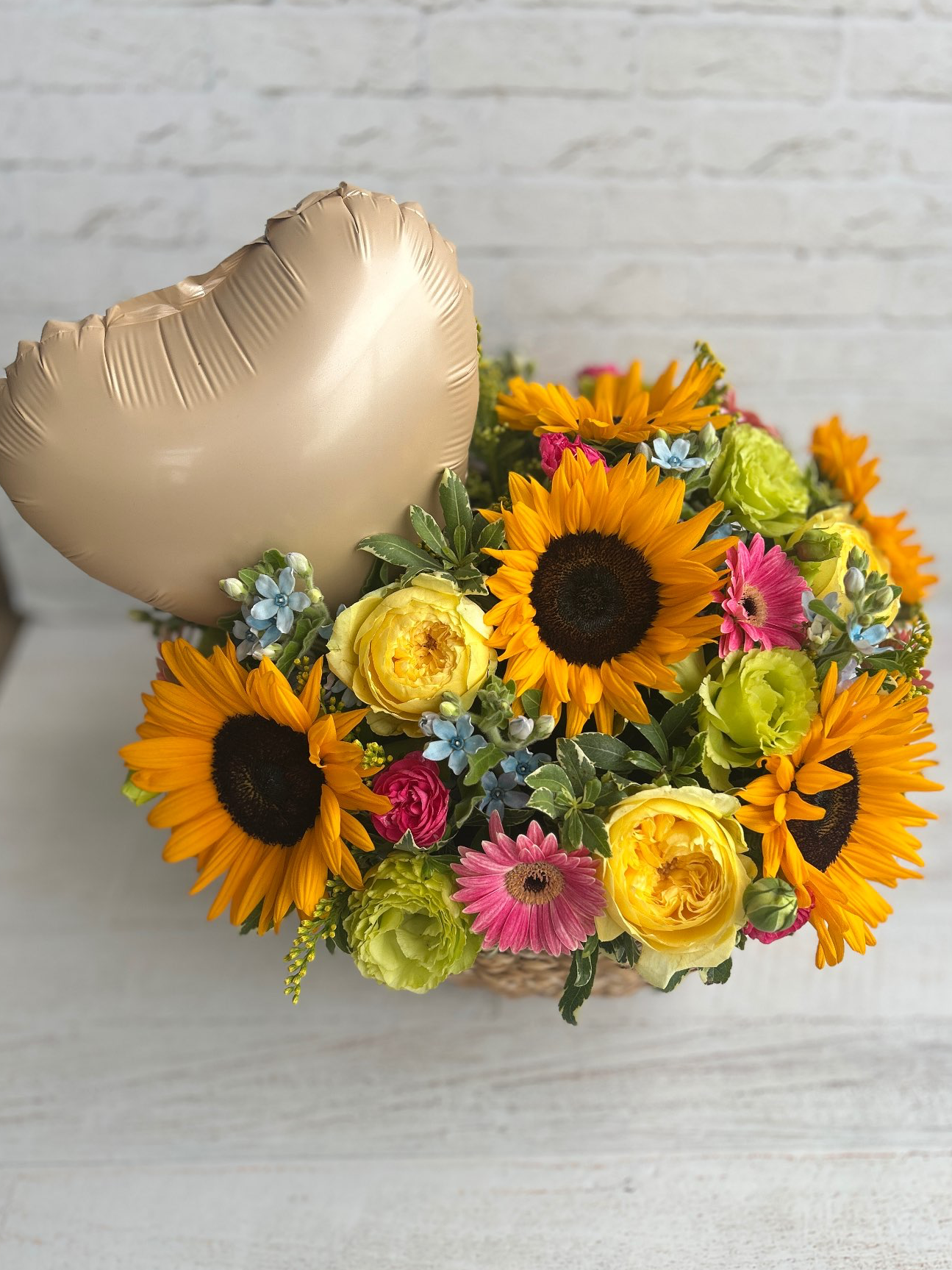 סלסת פרחים עם בלון 420₪