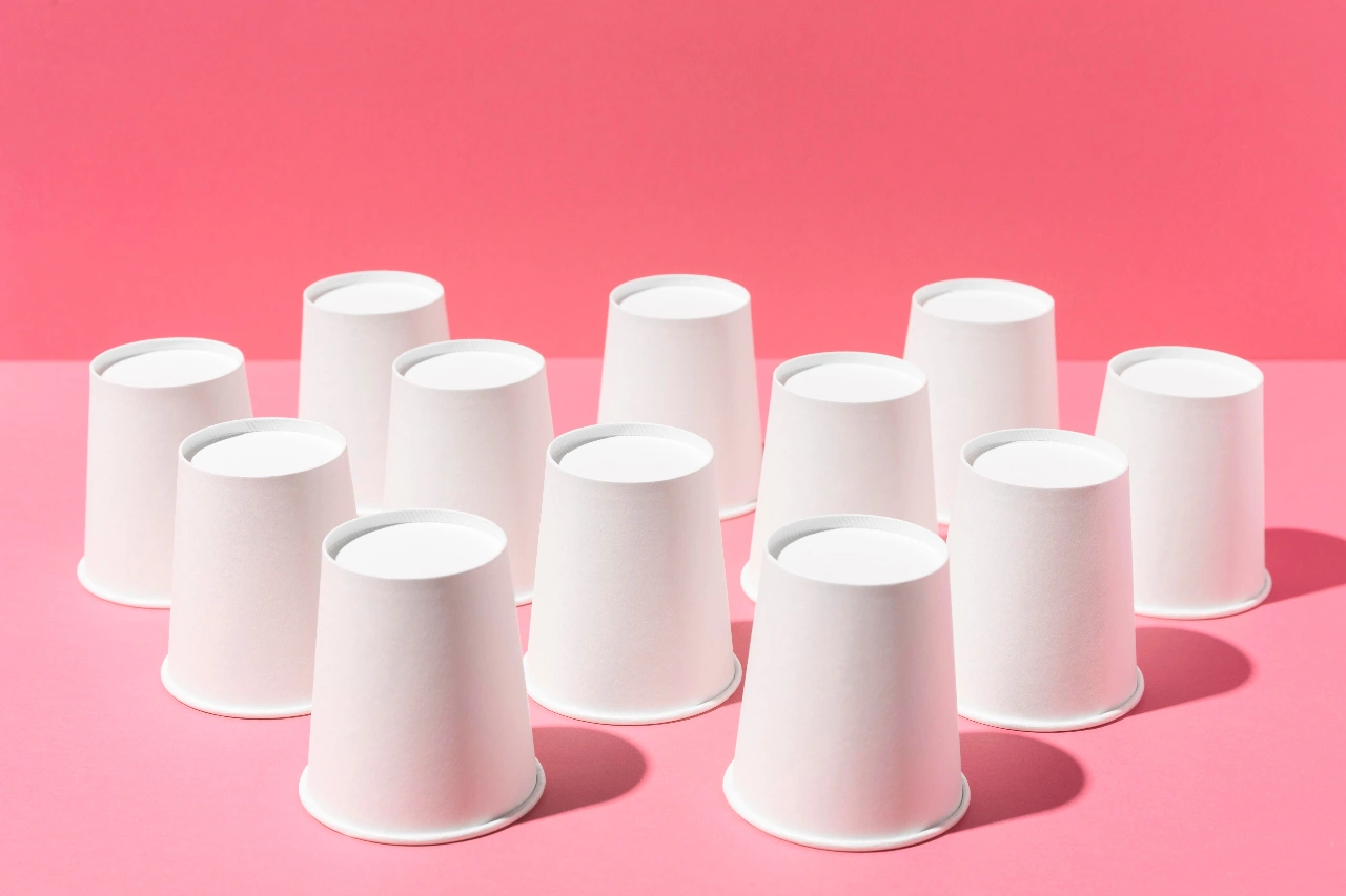 כוסות פלסטיק ממותגות לעסקים – נוכחות שמלווה את הלקוח