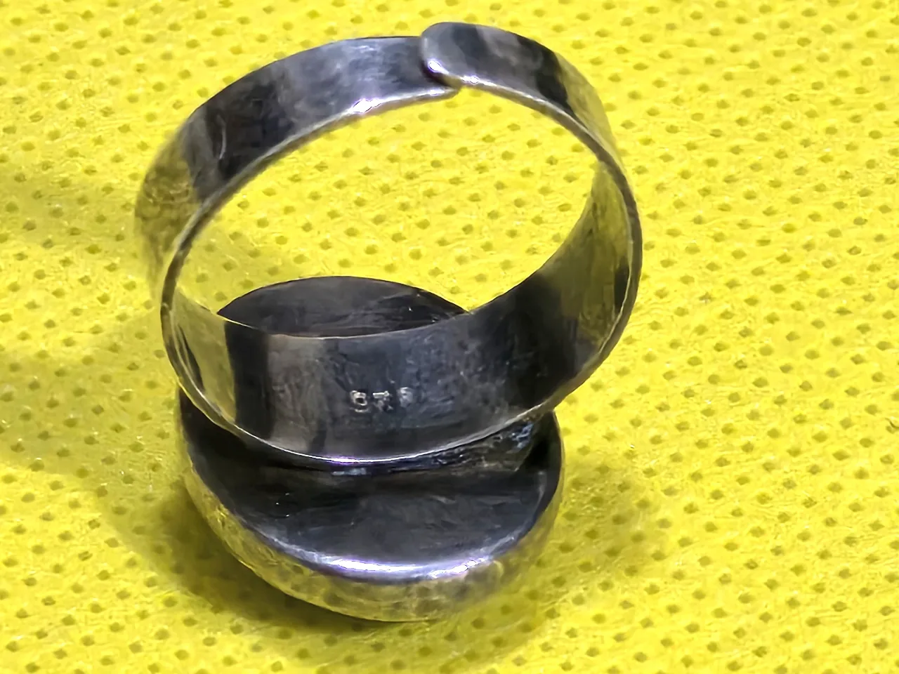 טבעת מעצבים כסף סטרלינג 925 חתום ישראל שנות ה50 המאה ה20 ראש הטבעת עשוי בעבודת יד משובץ במרכזו בתוך במה באבן אוניקס בליטוש קבושון מידה 8 (גודל ניתן לשינוי ) משקל 5.8 גרם