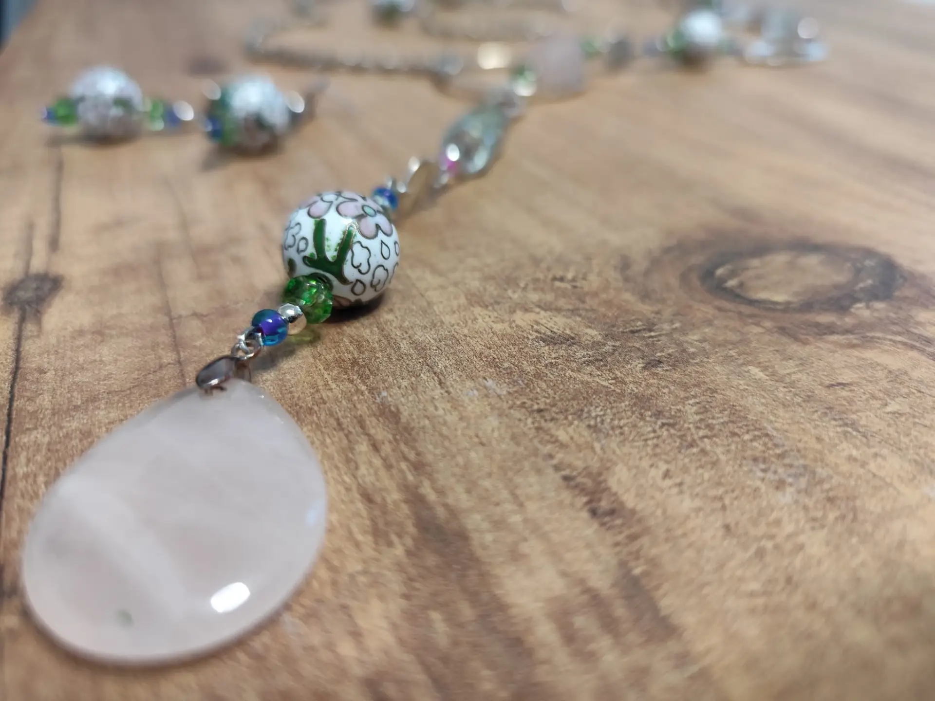 אבני חן עם חרוזי קלוזונא