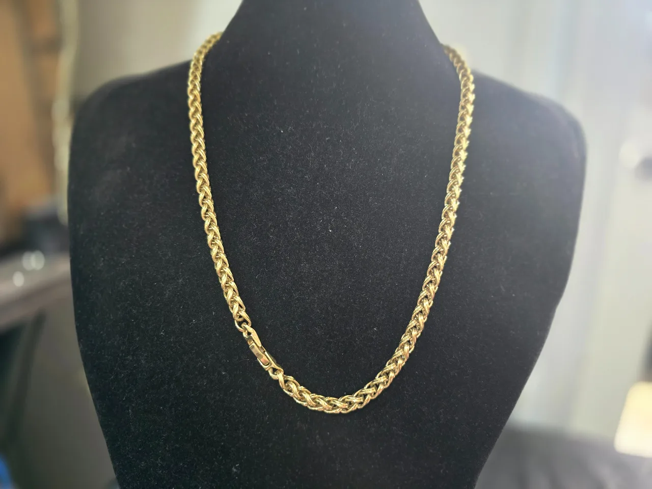 שרשרת זהובה בעלת נוכחות מרשימה המאופיינת בסגנון קלאסי ויוקרתי