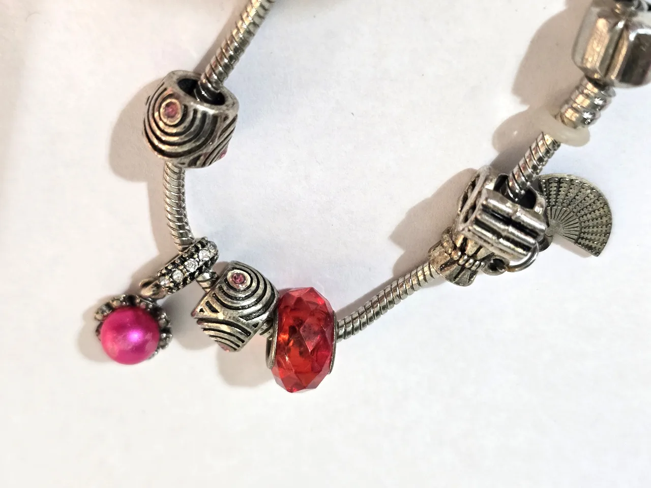 צמיד דמוי צמידי פנדורה עם אלמנטים מיוחדים על הצמיד