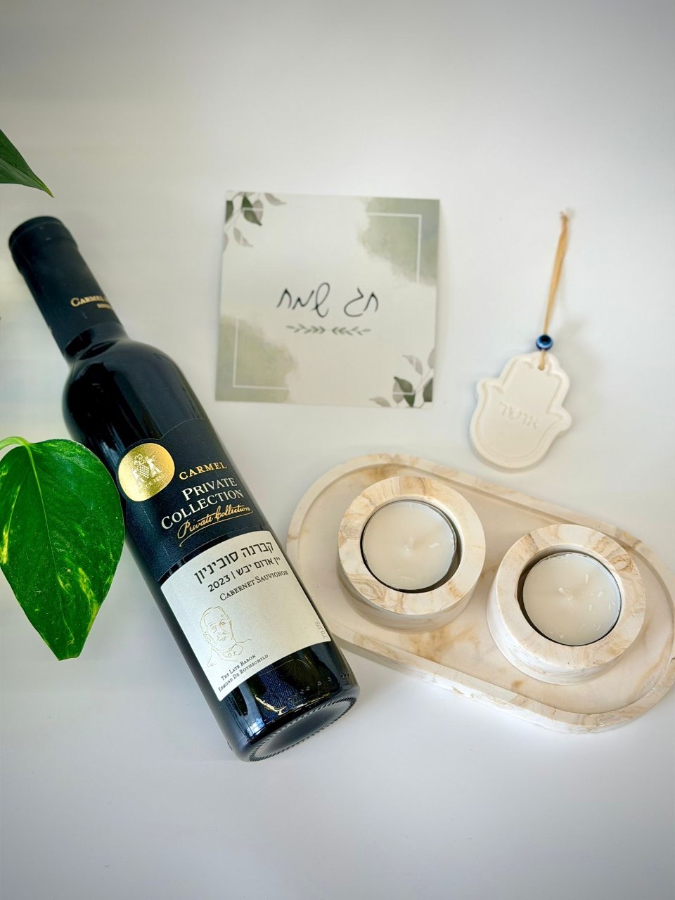 מארז הכולל פמוטים עם מגש, יין 375 מיל, חמסה עם ברכה ואגרת חג שמח