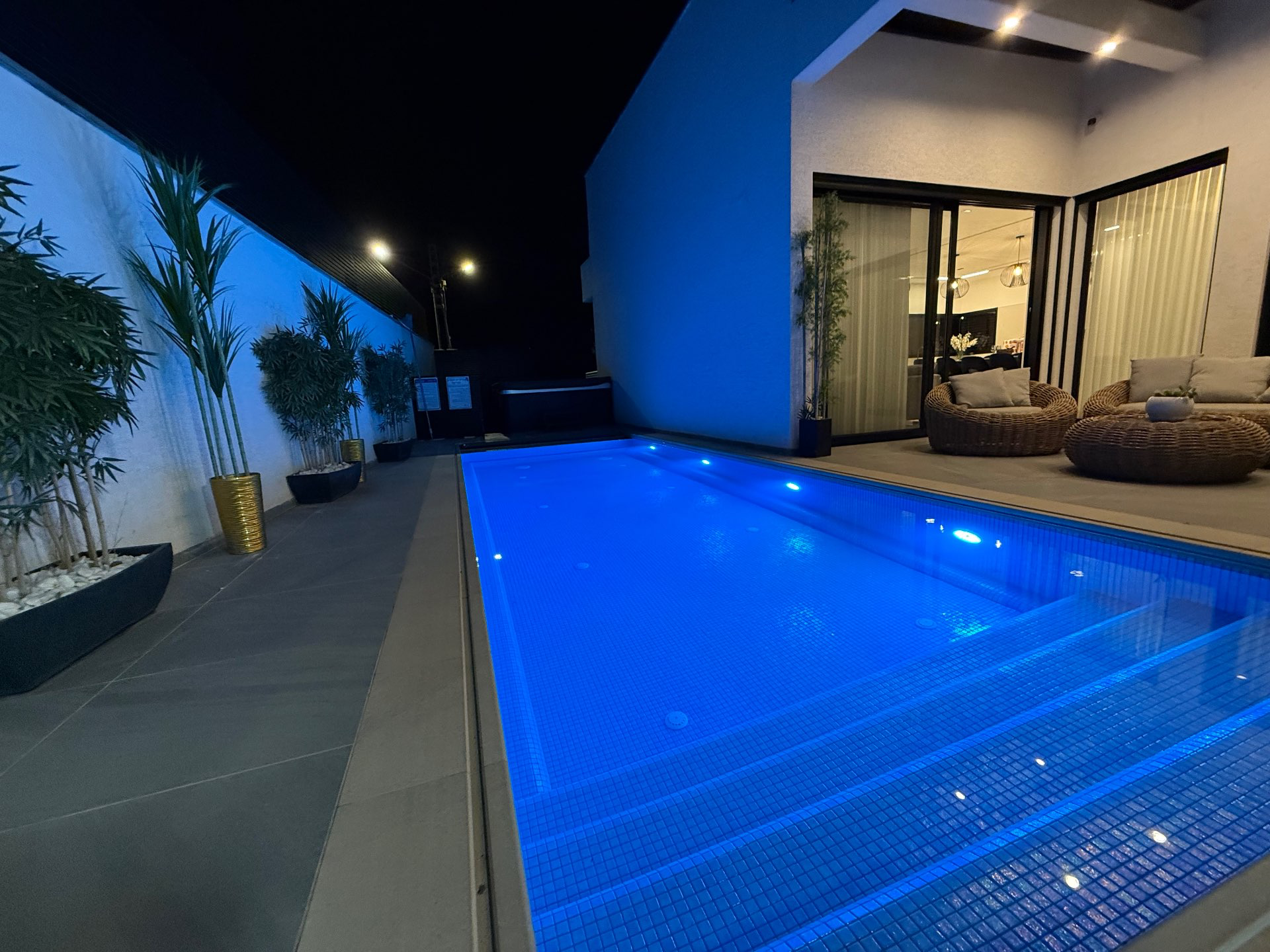 בריכה מחוממת ומקורה