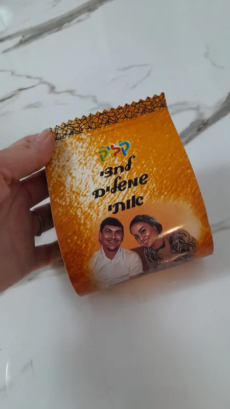 כוס תרמית ממותגת עם שוקולדים