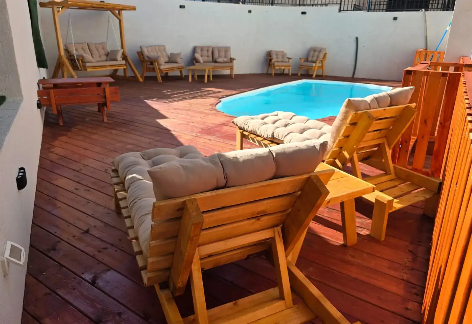 בריכה מחוממת ומקורה