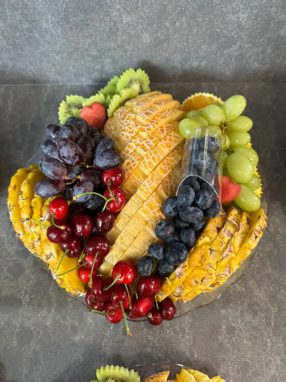 מגש פירות עם ענבים ומלון