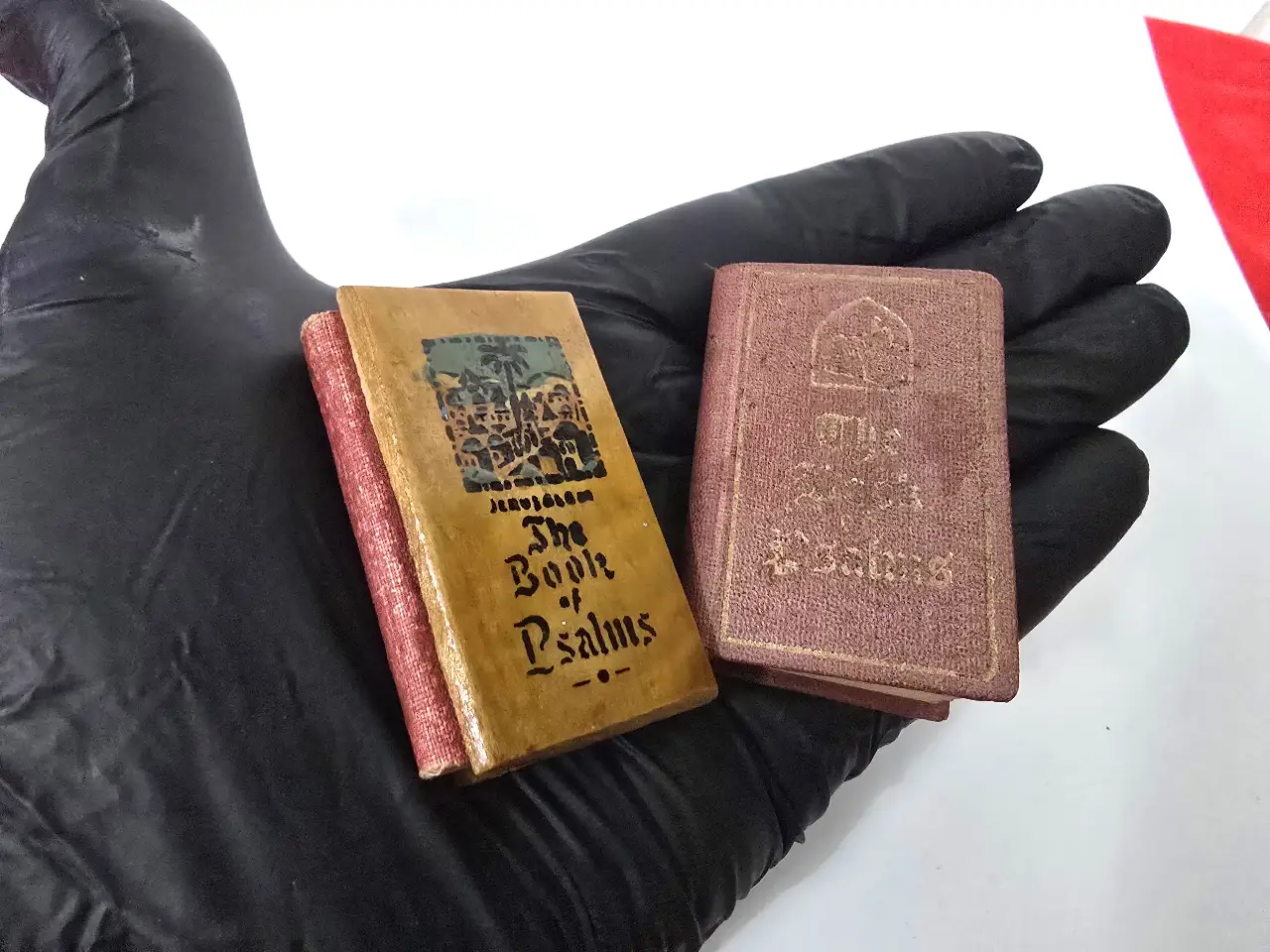 2 ספרוני תהילים מיניאטוריים -פלשתינה ארץ ישראל- מידה כ-6 ס"מ. כפי שמצולם בפירוט. יודאיקה Book Of Psalms