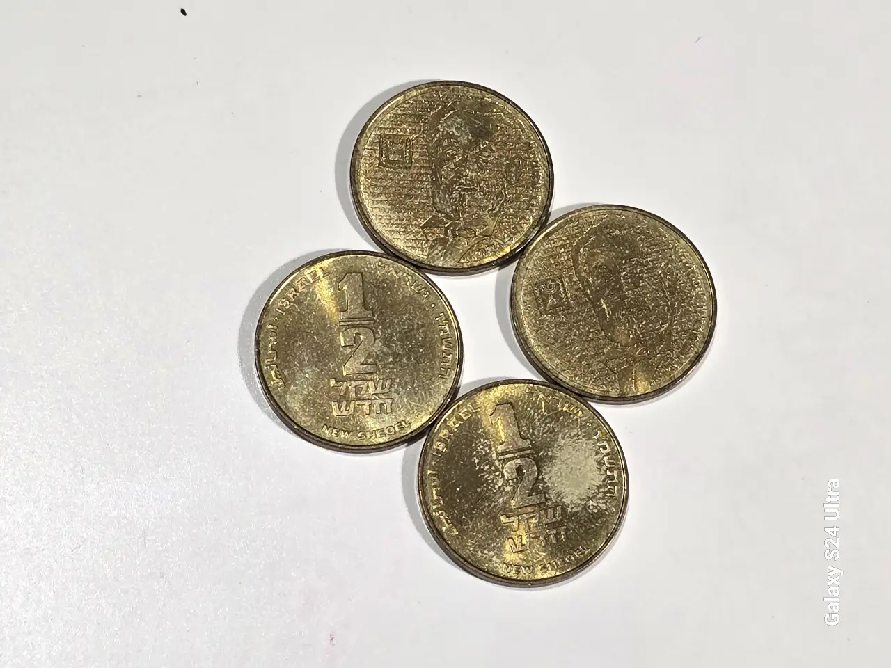 לוט של 4 מטבעות בערך של חצי ש'ח ובצד האחורי דיוקנו של הברון דה רוטשילד