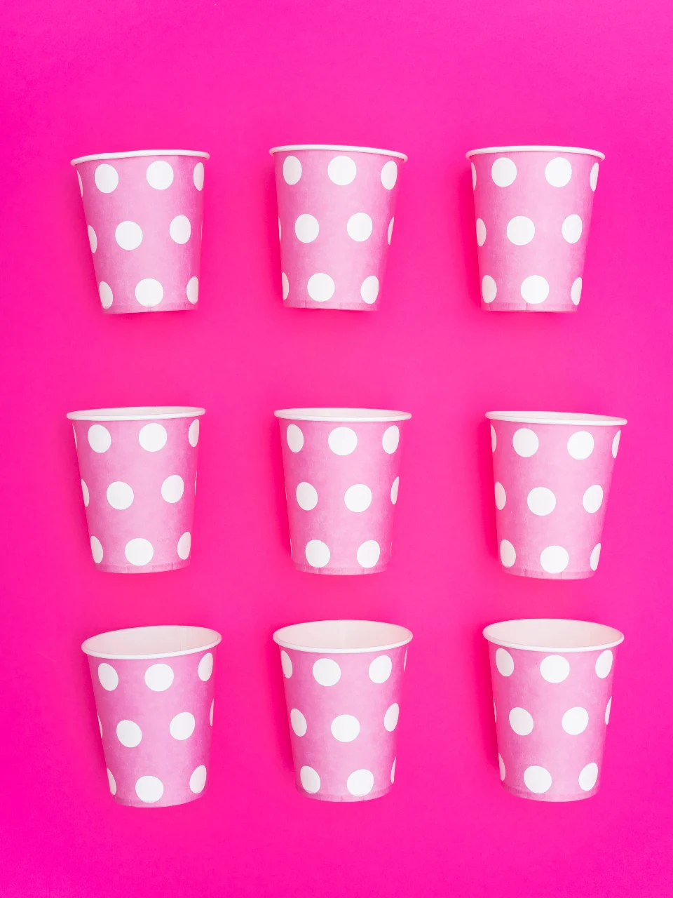 כוסות קרטון ממותגות לעסקים – מיתוג שפוגש את הלקוח בכל לגימה