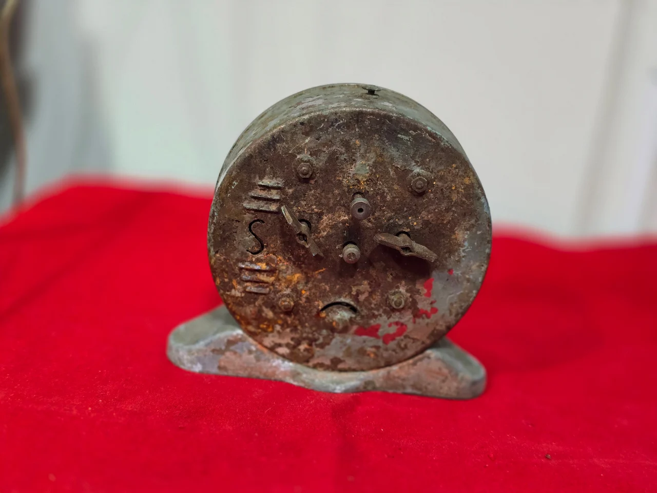 שעון מעורר וינט'ג שנות ה-50 אפשר לומר עתיק השעון לאספנים או לאוהבים המנגנון עובד וגם המותחנים מאחור