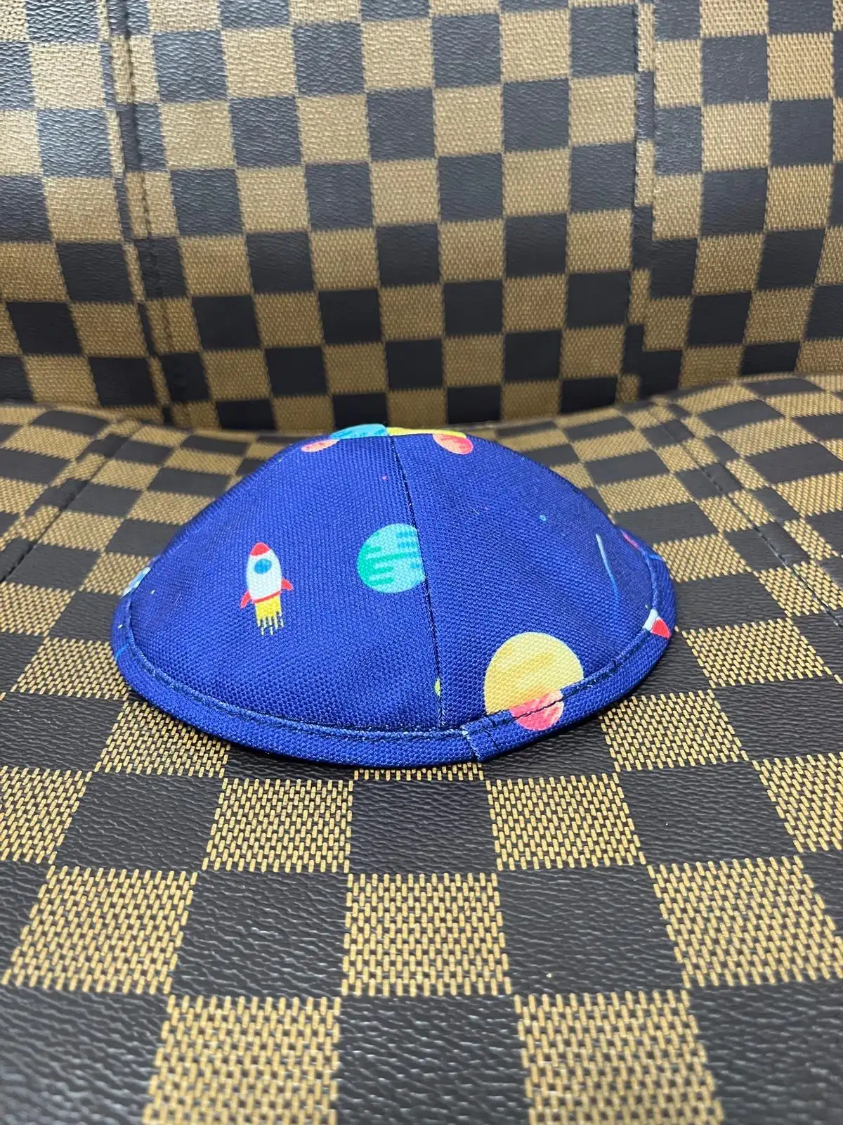 כיפה כחולה בעיצוב חלל