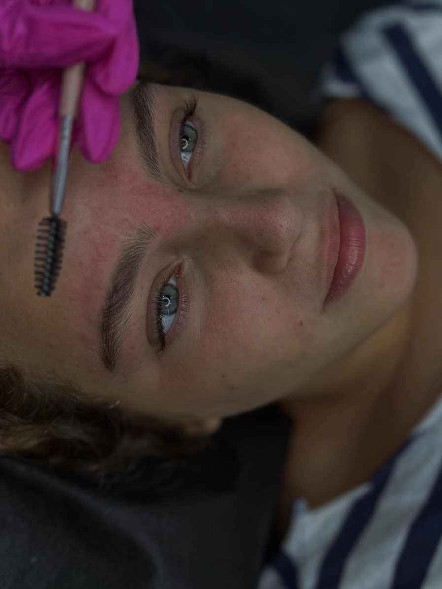 עיצוב גבות טבעיות