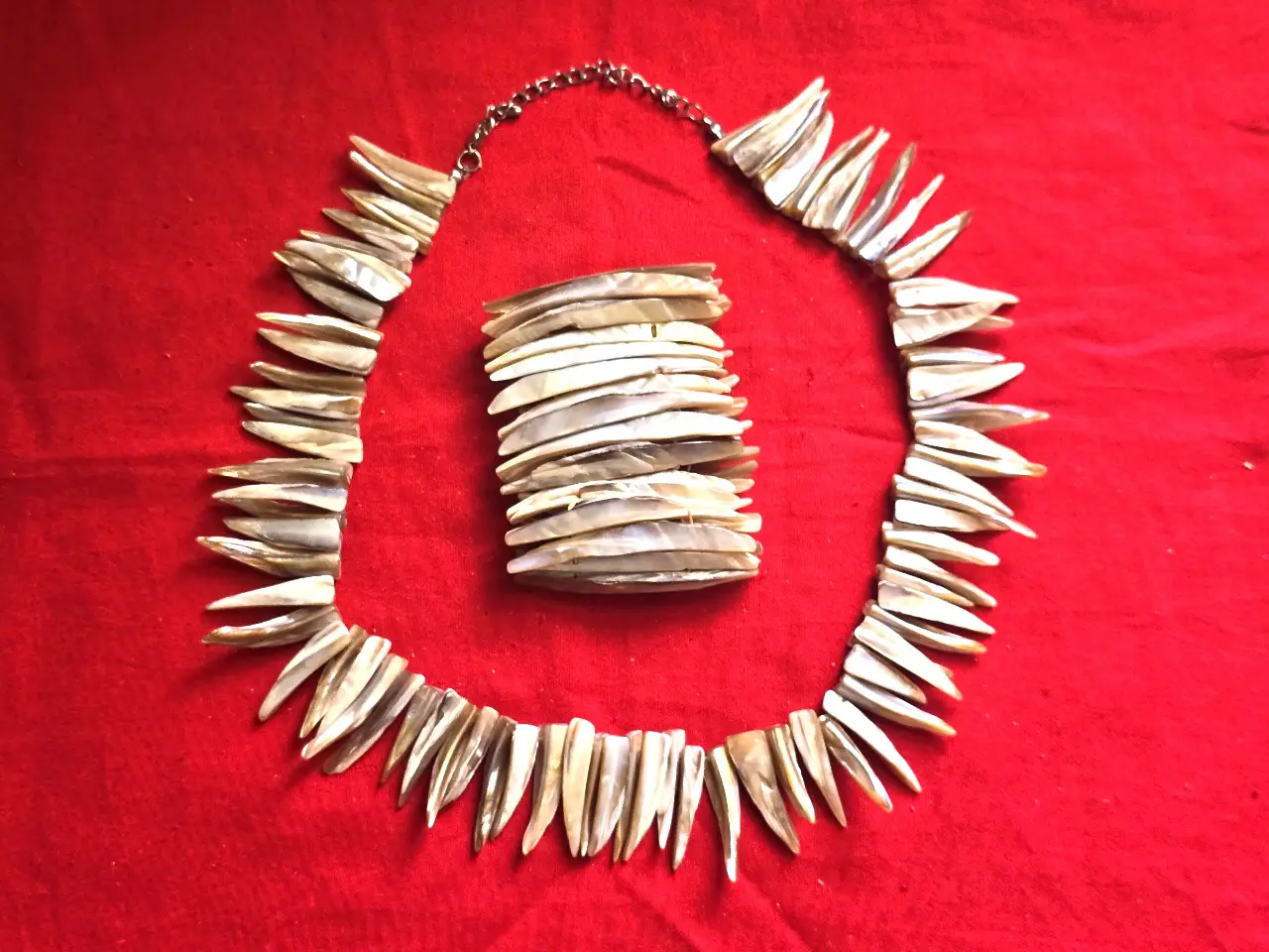 סט תכשיטים הכולל שרשרת וצמיד העשויים מאם הפנינה