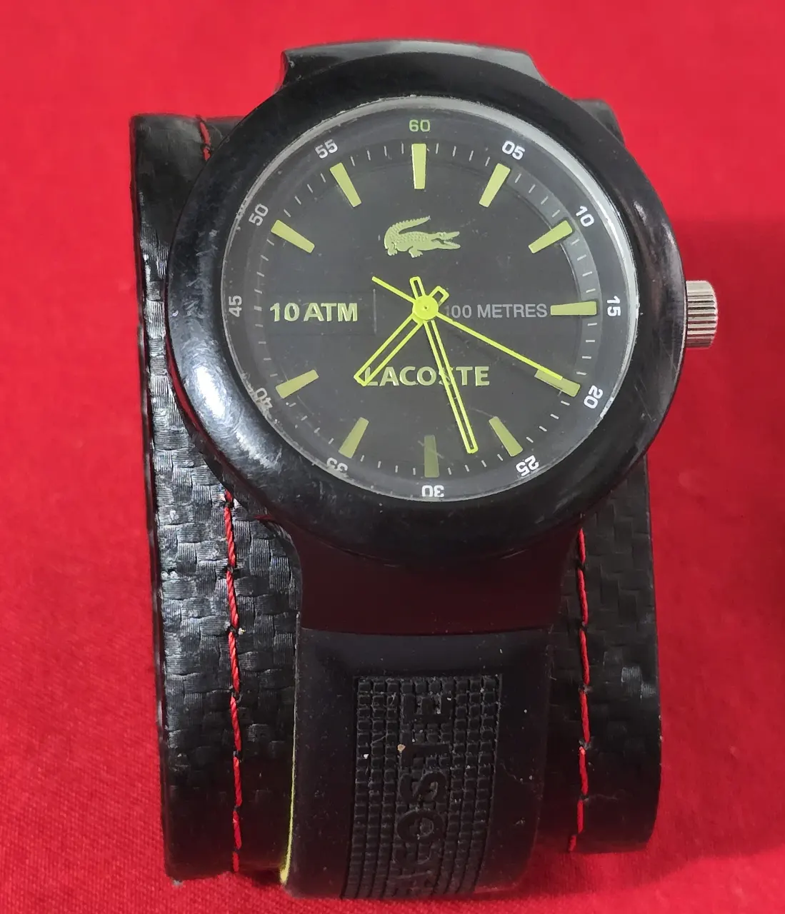 שעון ספורט מצב כחדש במצב עבודה השעון מעוצב בסגנון Lacoste (לקוסט) המותג הצרפתי השעון בגימור שחור עם נגיעות של ירוק