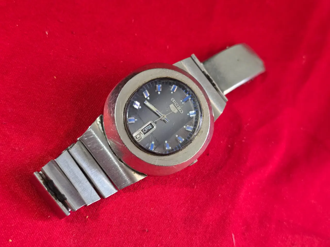 שעון יד סייקו (Seiko) הסדרה היא סייקו--5 אופייני סוף שנות ה-60 לשנת שבעים השעון במצב עבודה