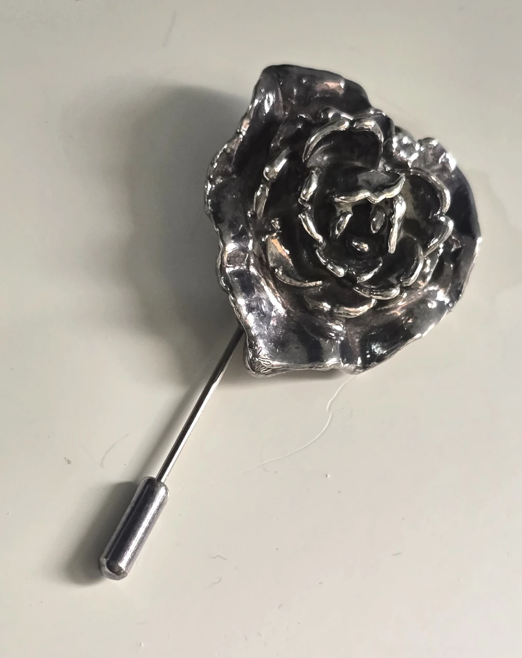 סיכת דש מכסף סטרלינג 925 עבודת יד בצורת ורד בתוך לב