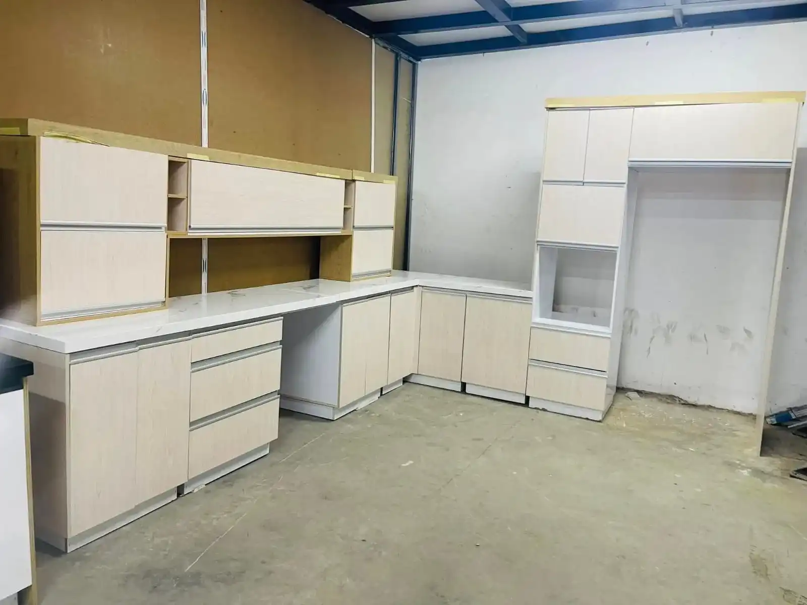 מטבח לבן בשילוב עץ