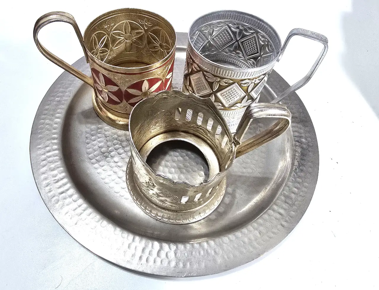 צלחת מתכת כסופה ושלושה מחזיקי כוסות תה ..להגיש יפה לאורחים