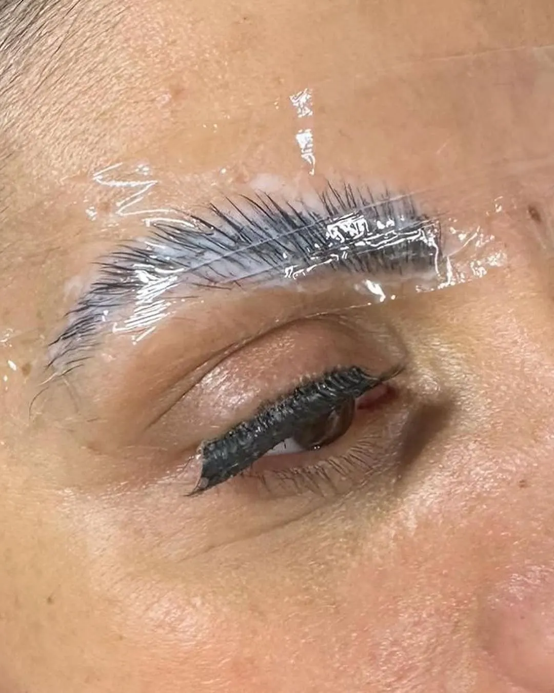 הרמת גבות – הסוד למראה פנים פתוח ומואר