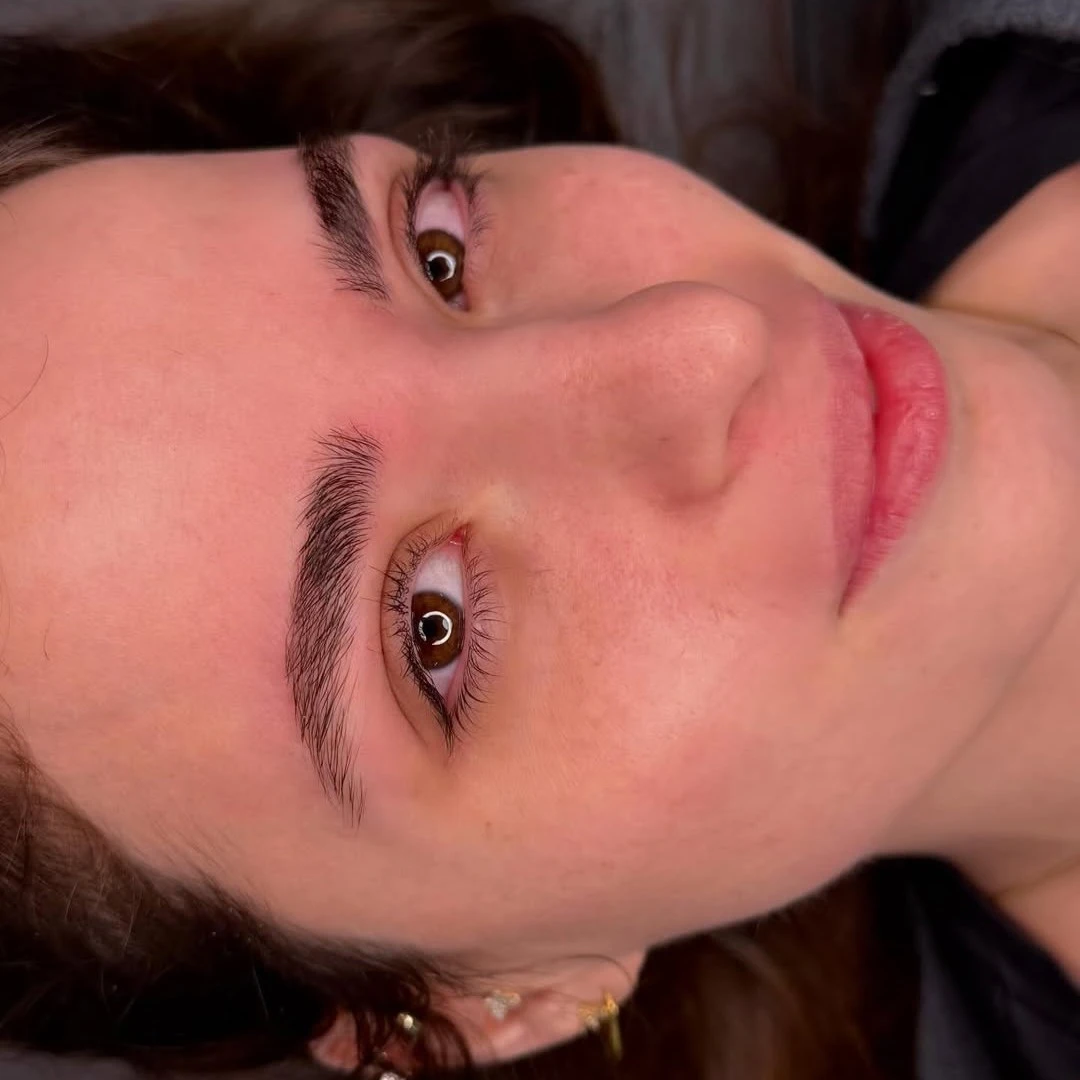 ההבדל בין מיקרובליידינג לנאנו בליידינג