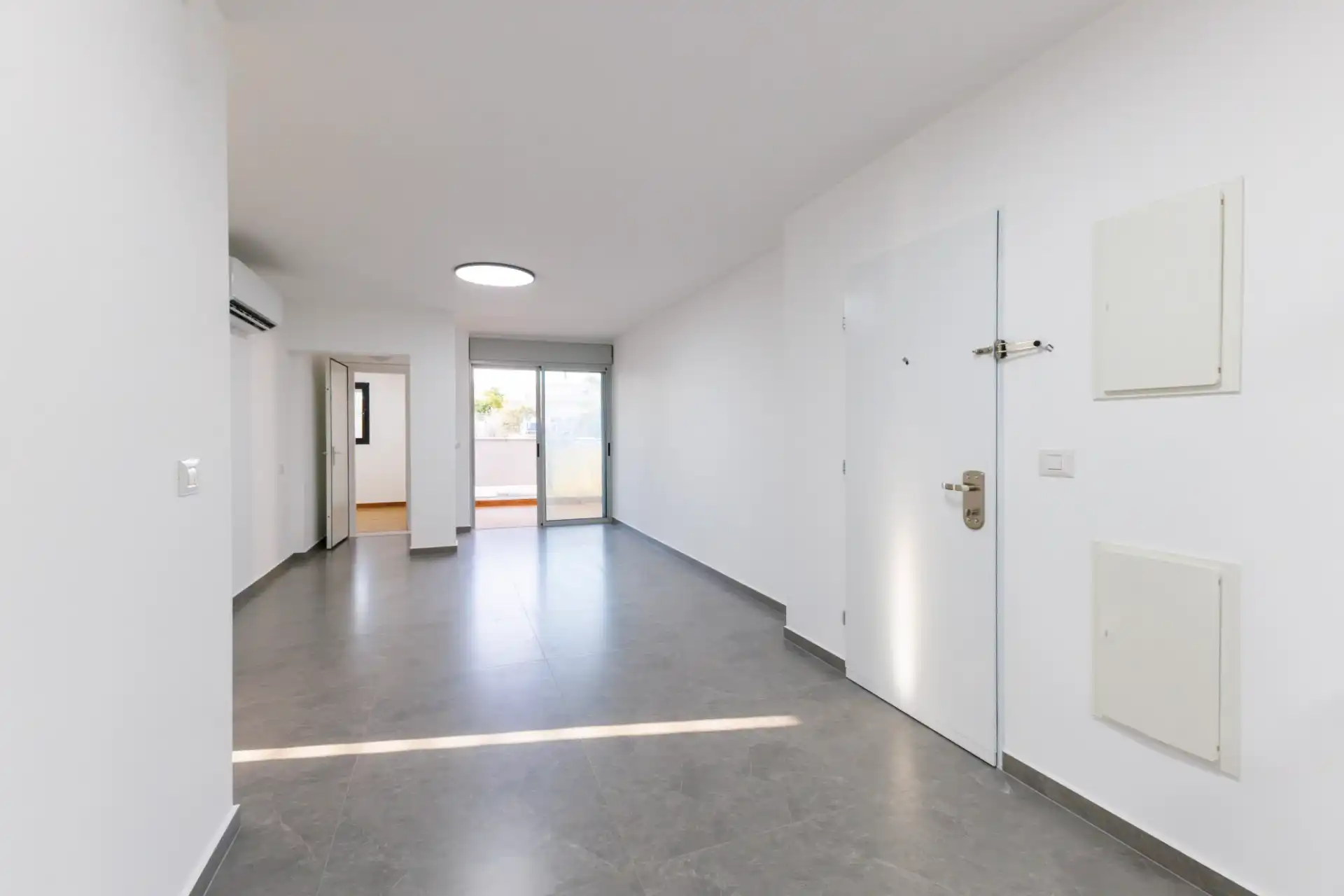  שידרוג ריצפה וצביעת קירות.