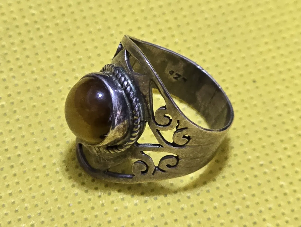 טבעת כסף 925 חתומה בשיבוץ אבן מקורית - עין הנמר עיצוב אישי בעבודת יד נרכשה אצל מעצב באנג׳ונה, הודו מידה: 8.5, משקל: 6.2 גרם