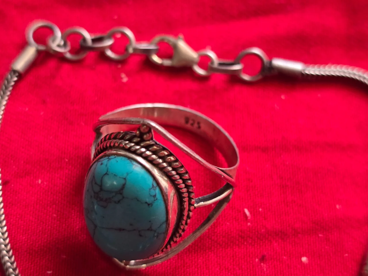 סט של צמיד כסף 925 חתום אם שלושה אבני תורכיז וטבעת כסף 925 חתום ובנוסף זו עגילים מממים מידת הטבעת 8.5