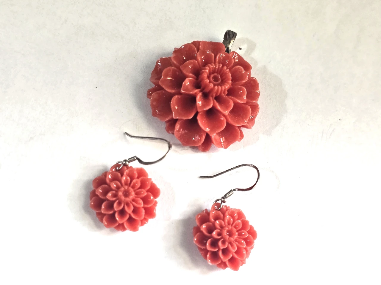 תליון וזוג עגילים עשויים קורל סינטטי בצורת פרחים, סוגרים עשויים כסף 925, קוטר התליון 34 מ"מ, קוטר העגלים 20 מ"מ