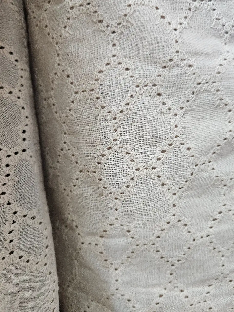 כותנה תחרה שווצרי קיים בלבן , בג, שחור.