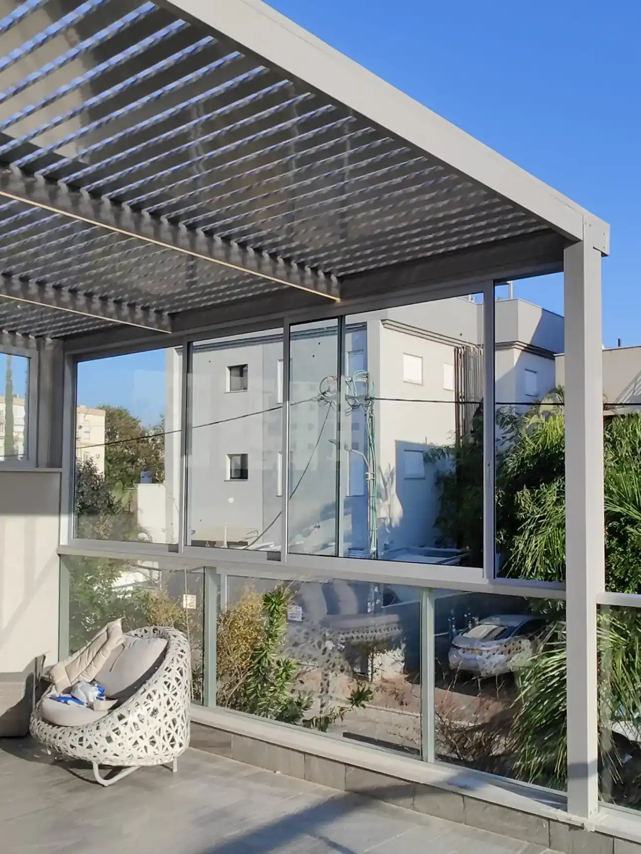 חלונות וסגירת מרפסות