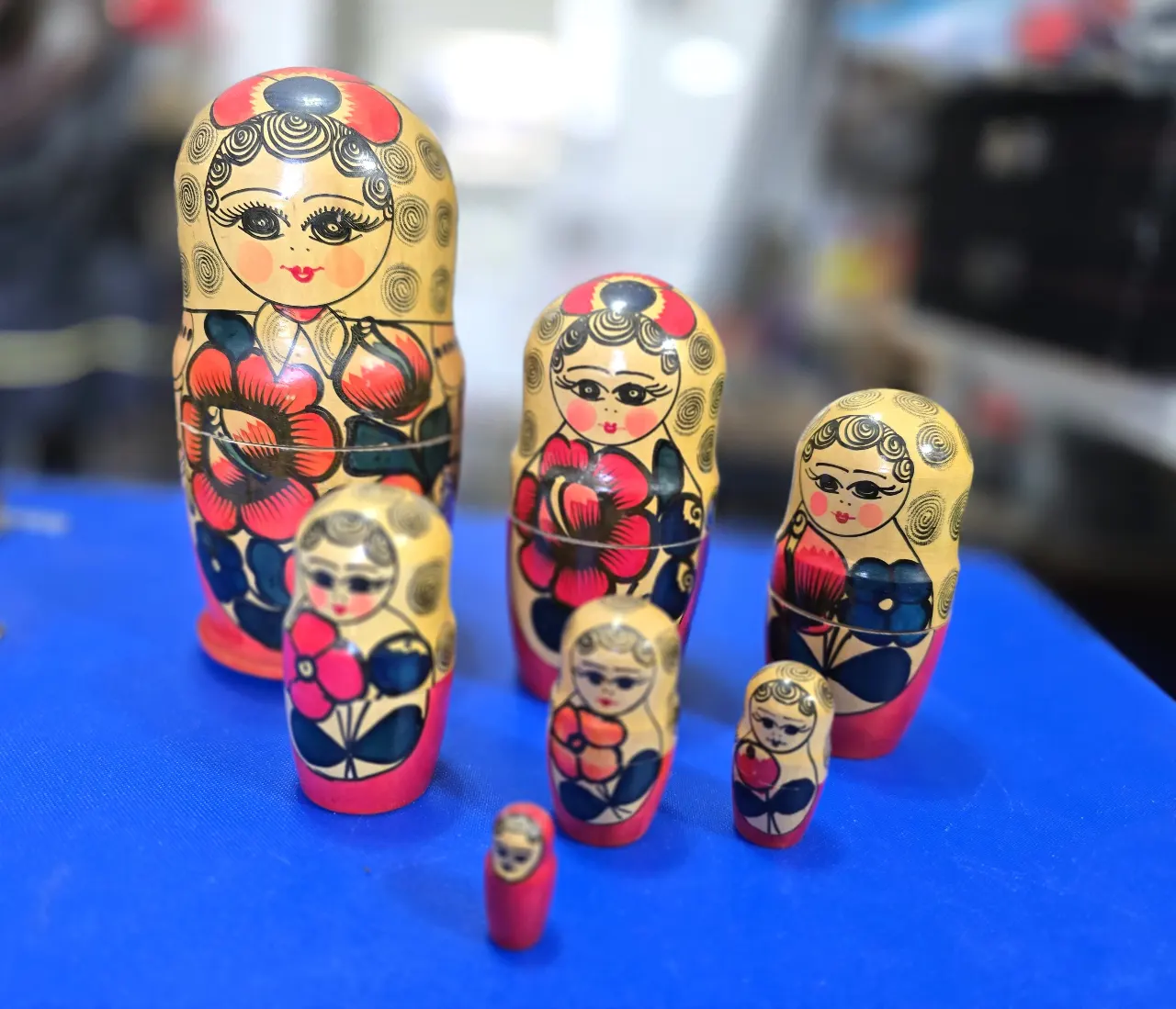 בבושקה יפה  ומהממת מעץ 7 חלקים גובה 18ס'מ