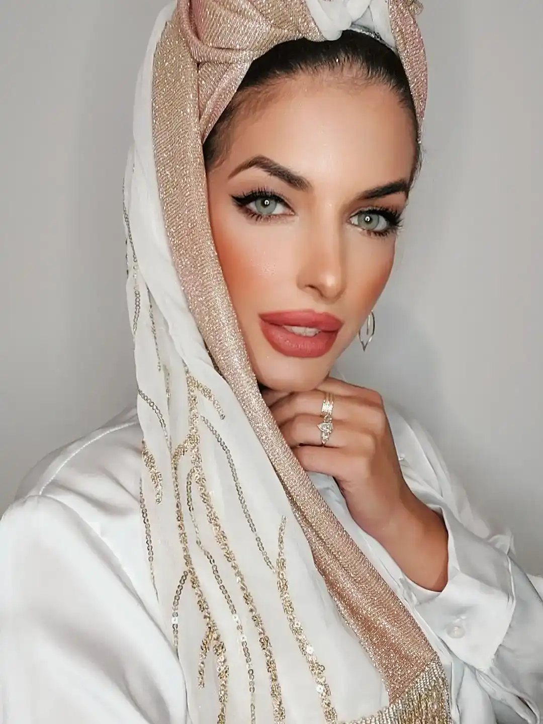 מטפחת אושרת לבן עם זהב כהה