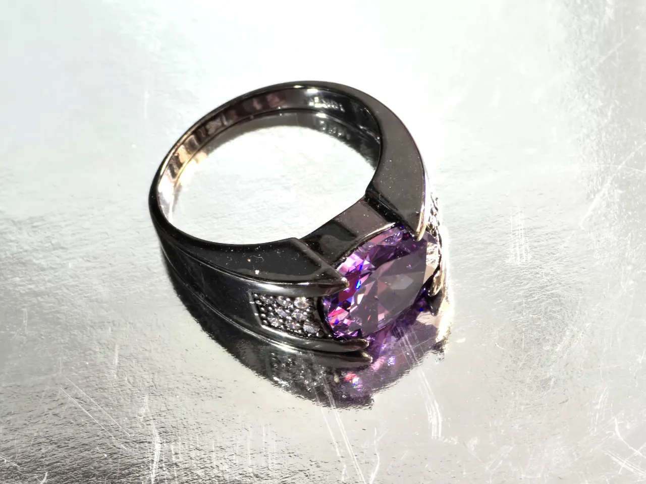 טבעת פלדת אל-חלד בציפוי מידה 9.5\10 אבן מרכזית אמטיס ובצתדדים זרקוני קריסטל הטבעת יוניסקס