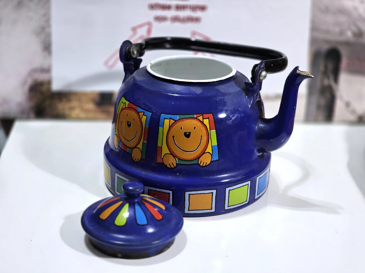 קומקום אמיל כחול מעוטר הדפסי דובונים תקופה המאה ה21 גובה:15 ס"מ קוטר:16 ס"מ