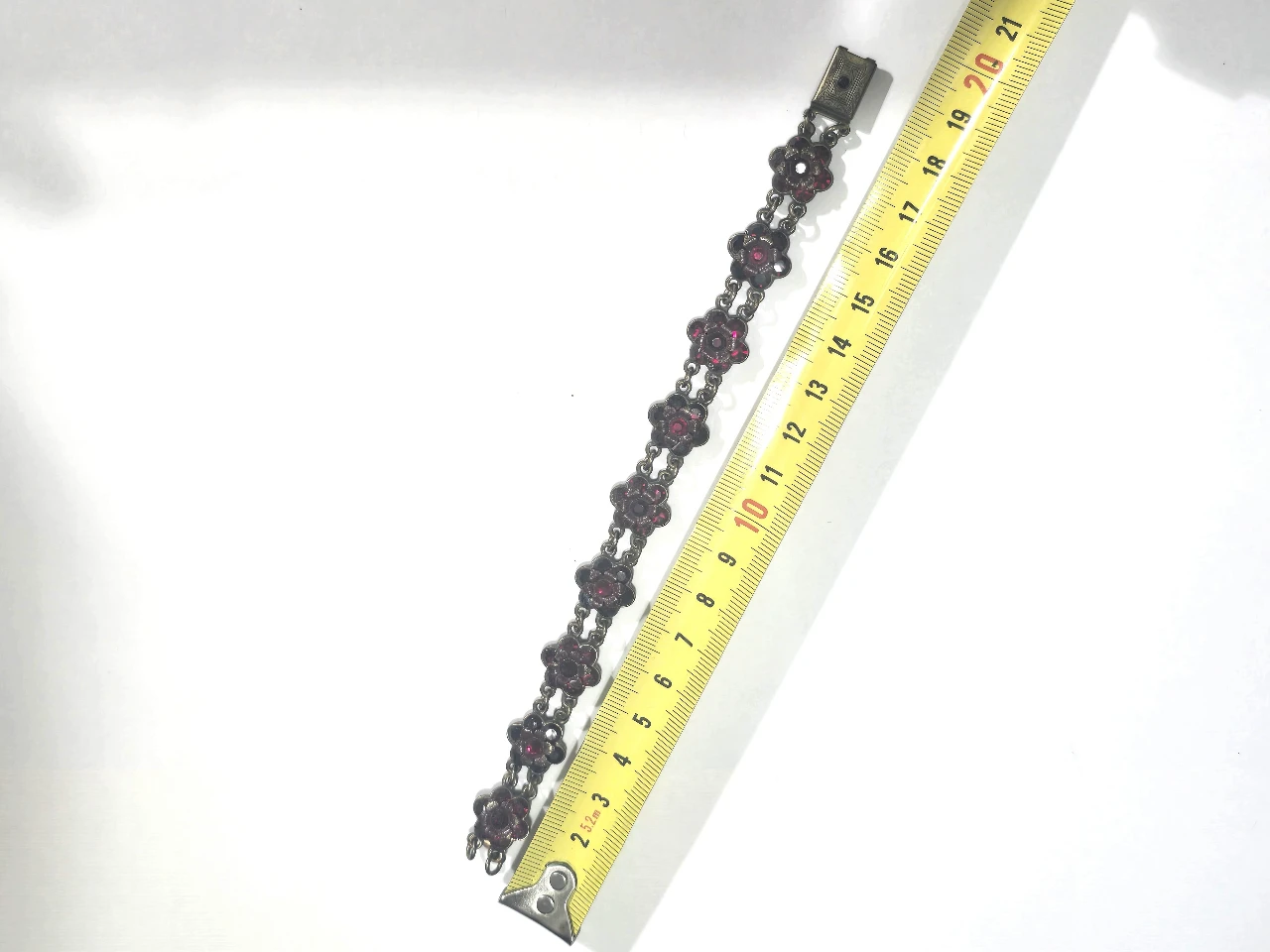 צמיד מבית מיכל נגרין שבוץ אבני סברובסקי מעוטרות בפרחים אדומות