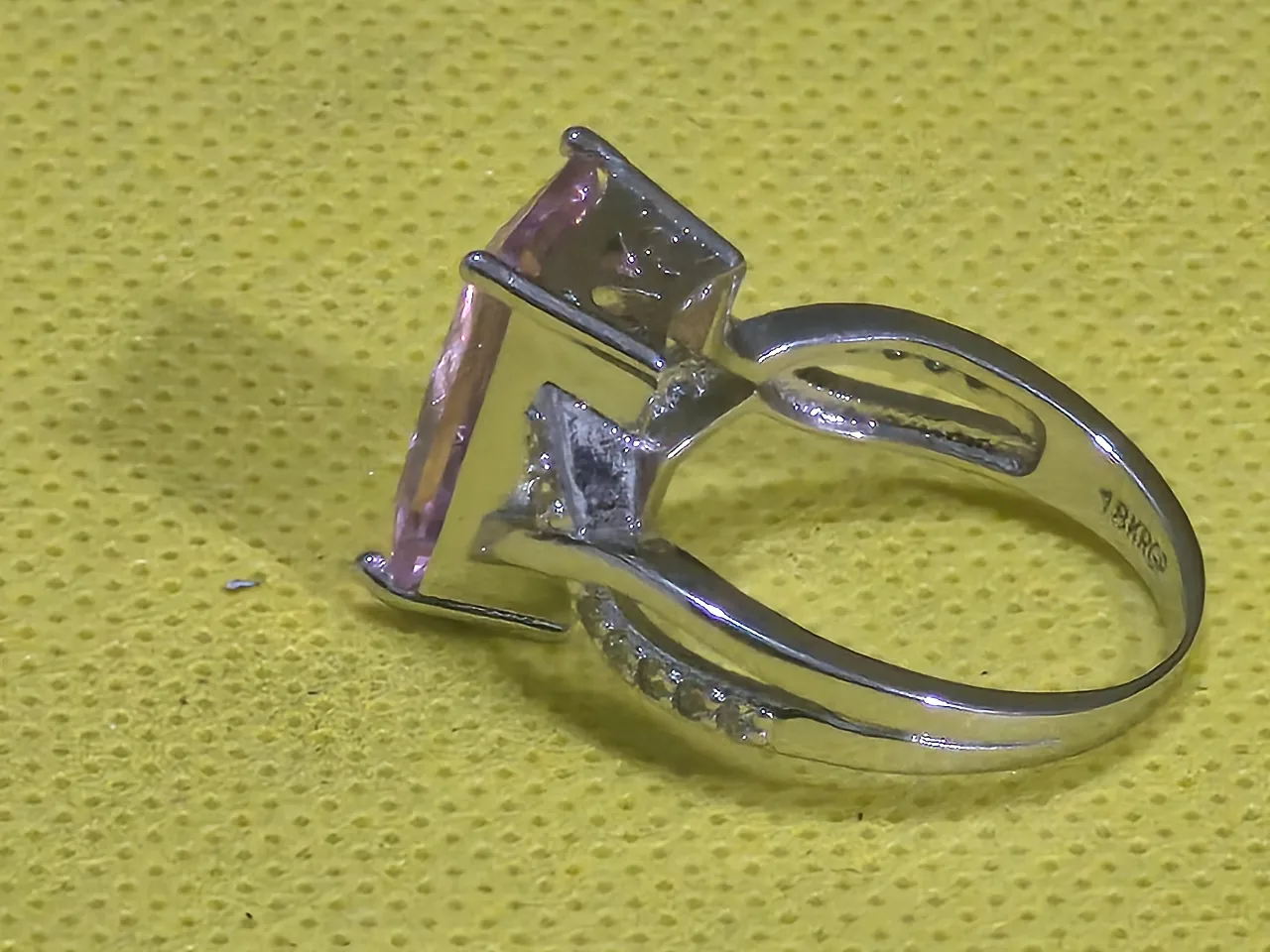 טבעת כסף סטרלינג בציפוי זהב לבן 18 קראט עם אבן גדולה בצבע ורוד סגלגל