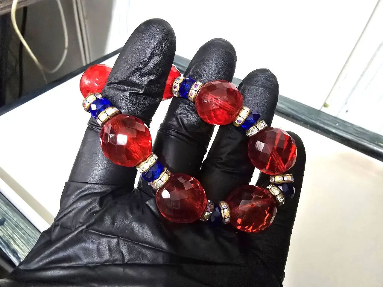 צמיד יפיפה עבודת יד מחרוזי קריסטל וחרוזי סווארובסקי גמיש מותאם לכל גודל