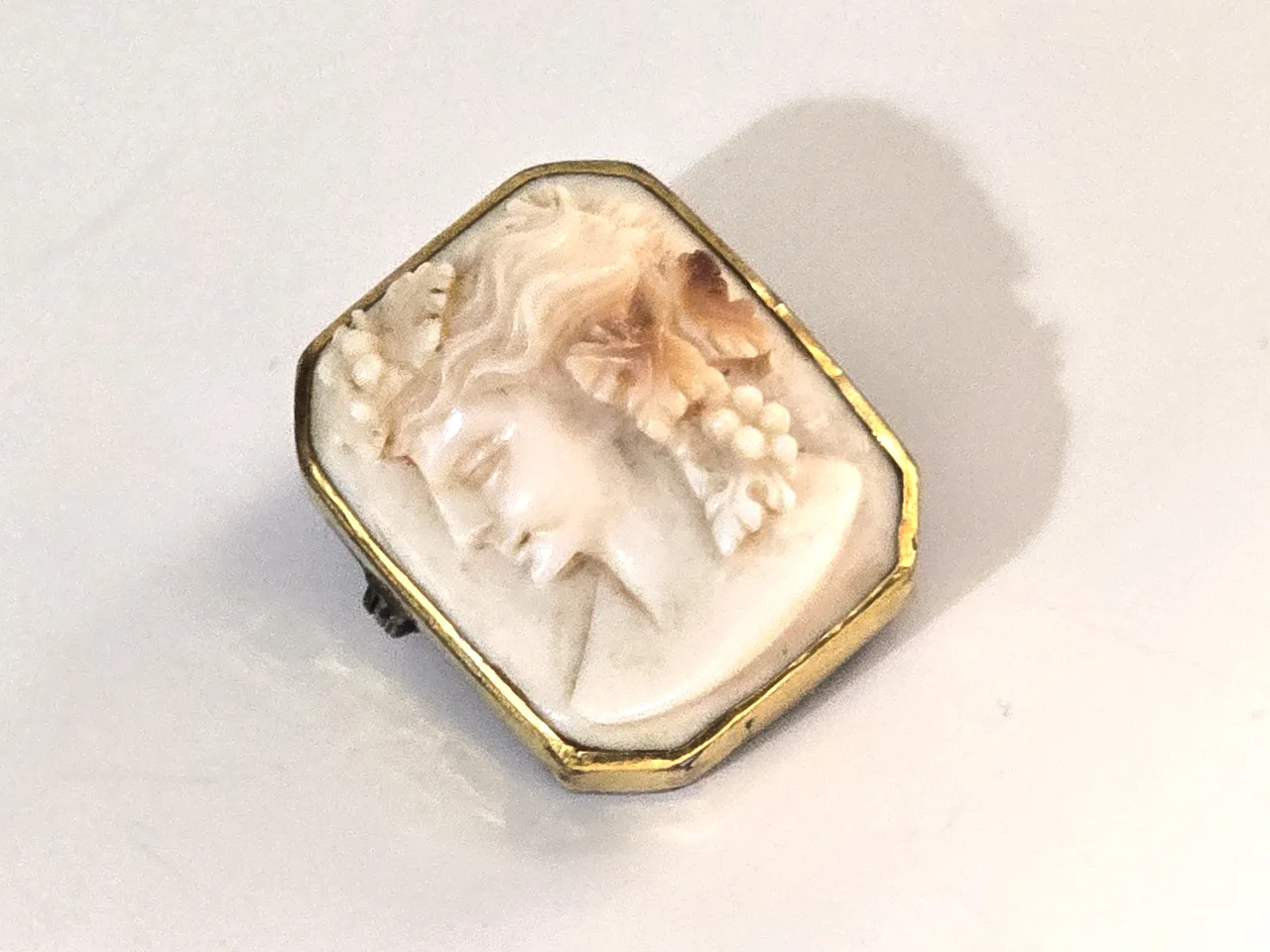 סיכת כסף וקמאו עתיקה, אורך 25 מ"מ