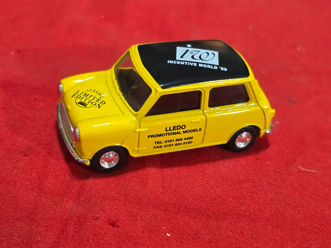 דגם רכב MORRIS MINI COOPER משנת 1964 ממתכת תוצרת Lledo אנגליה דגם איכותי ממתכת.פריט אספנות מבוקש.  מידות הקופסה 14.5X7X4 ס"מ.  מצב: 	כמו חדש שימוש