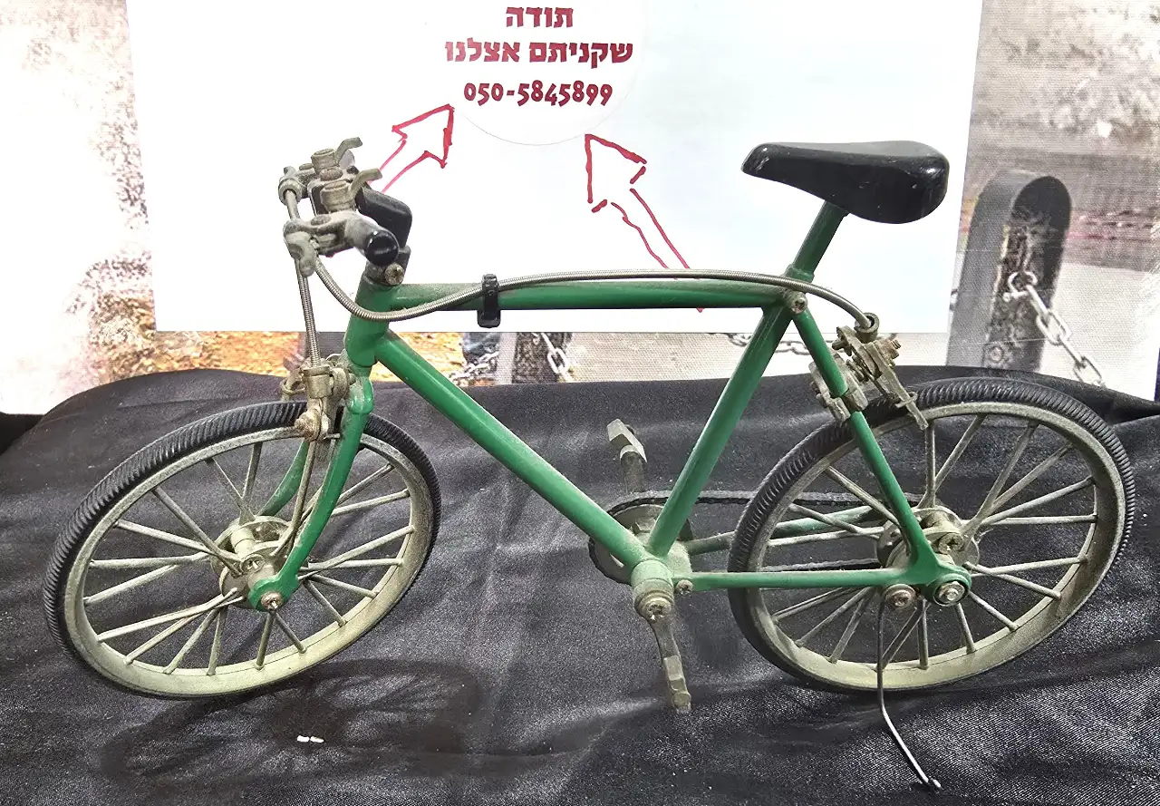 וינטאז' אופניים מיניאוטוריים עם מעצורים גובה: 21 ס"מ. גובה: 12 ס"מ. 220 גרם.