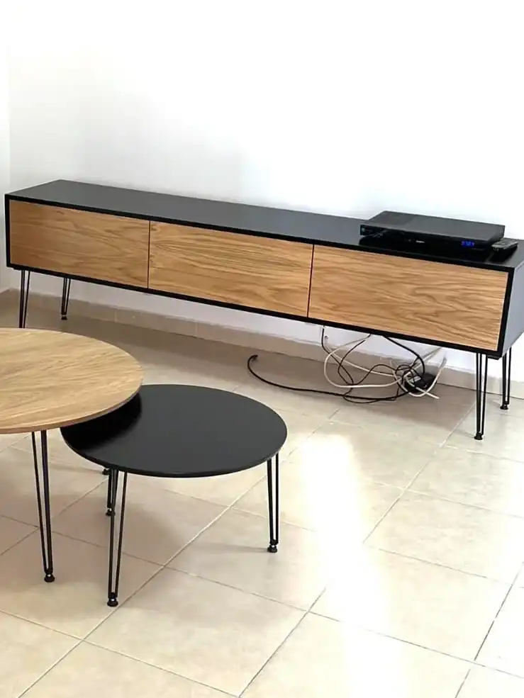 מזנון עץ עם מסגרת שחורה