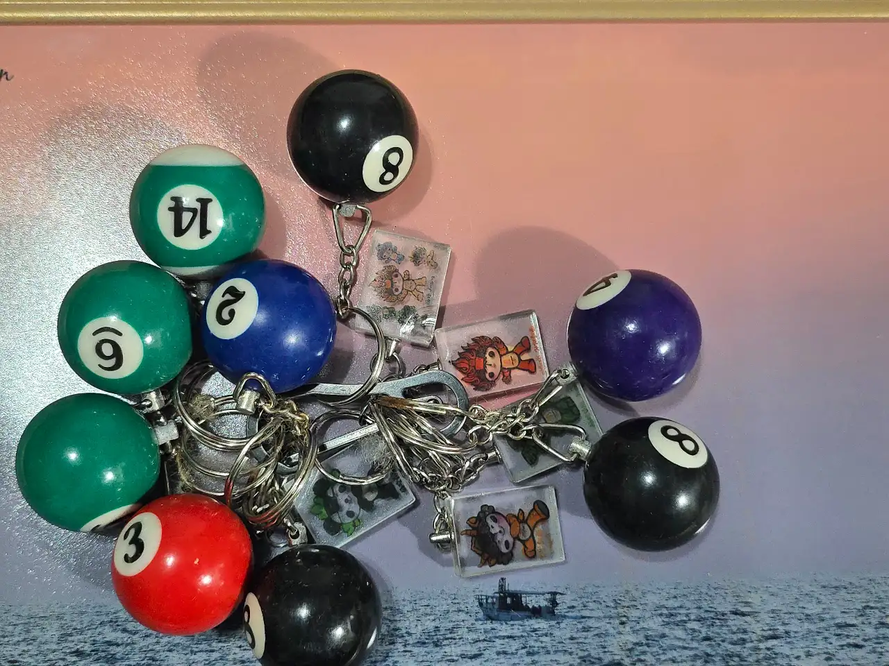 לוט של 13 מחזיקי מפתחות 9 מתוכם כדורי סנוקר ועוד 4 דמויות קטנות