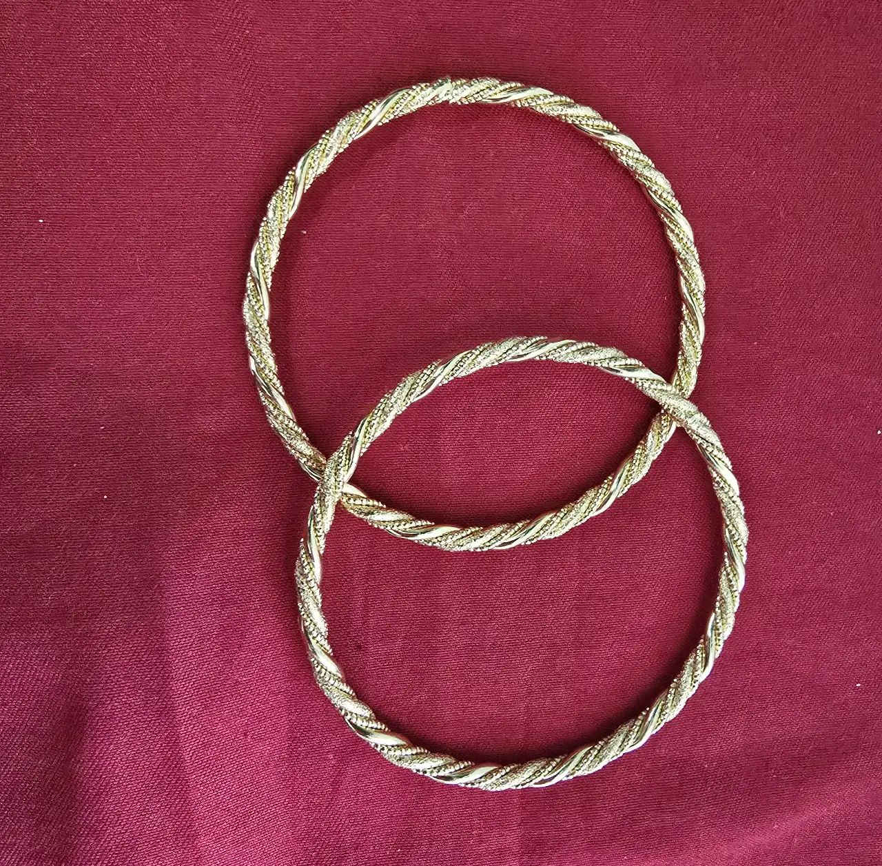 זוג צמידים קשיחים ציפוי זהב בעלי עיצוב מסלסל