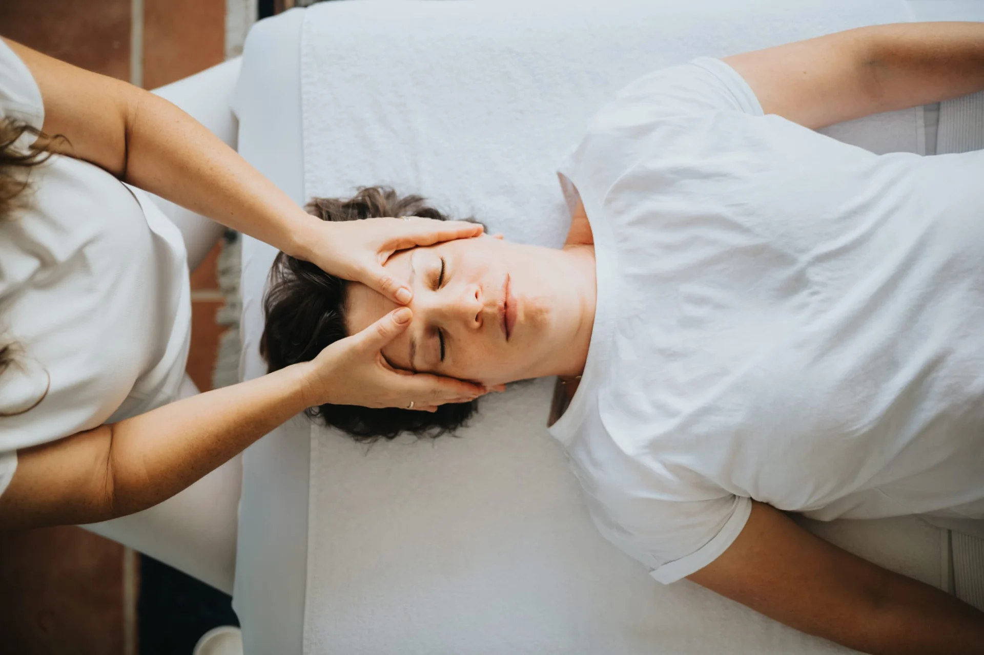 טיפול במגע המחזיר לאכות המים ולרכות