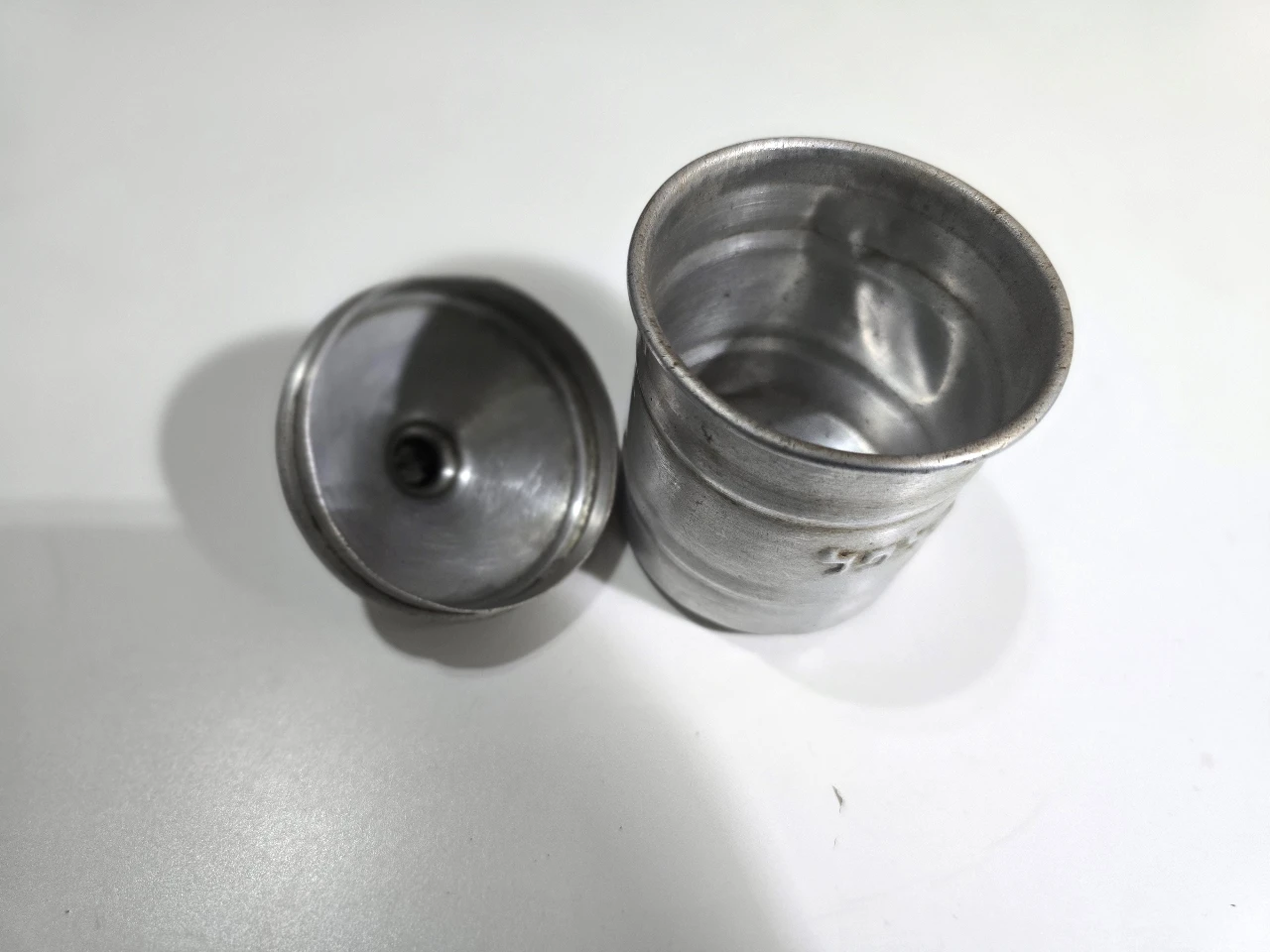קופסאת אחסון מאלומיניום  וינטג' משנות החמישים שישים , שישדרגו את המטבח שלכם בצורה מושלמת. רישום בעברית פלפל שחור ....מדהים ונדיר גובה הסוכר 9 ס"מ קוטר 6 ס"מ.