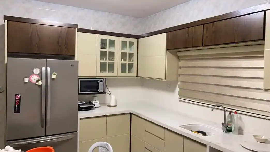 מטבח בז' בשילוב עץ